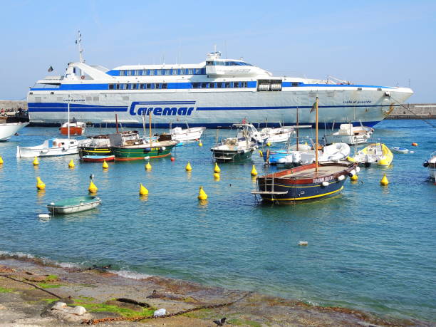 капри, неаполь, италия. гавань деревни марина гранде - ischia island campania nautical vessel harbor стоковые фото и изображения