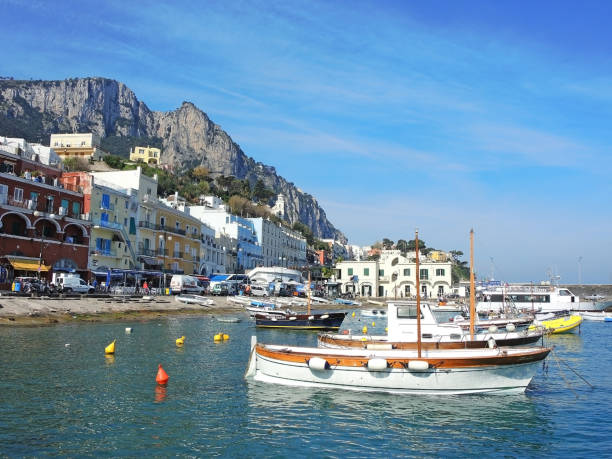 капри, неаполь, италия. гавань деревни марина гранде - ischia island campania nautical vessel harbor стоковые фото и изображения