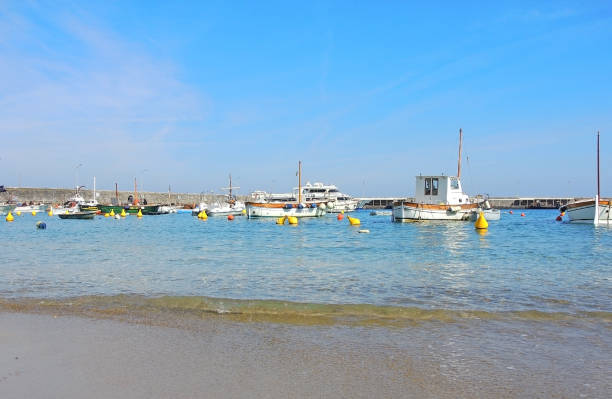 капри, неаполь, италия. гавань деревни марина гранде - ischia island campania nautical vessel harbor стоковые фото и изображения