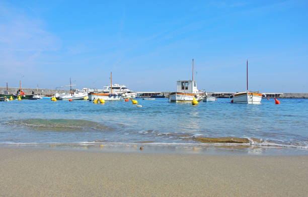 капри, неаполь, италия. гавань деревни марина гранде - ischia island campania nautical vessel harbor стоковые фото и изображения