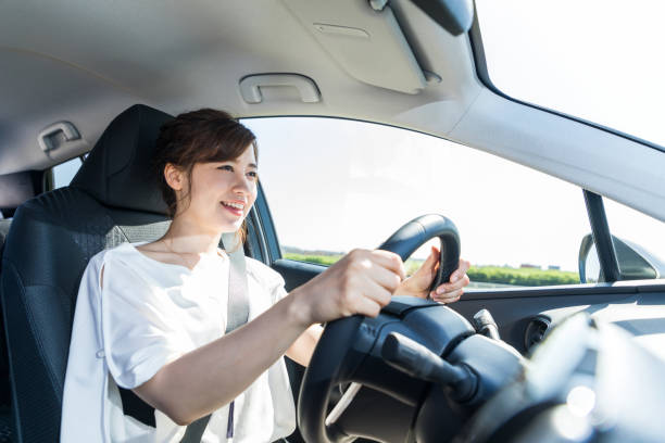 giovane donna alla guida di una macchina. - woman driver foto e immagini stock