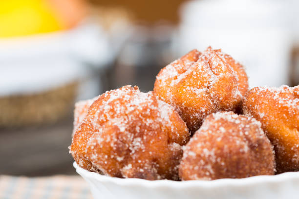 hausgemachte pfannkuchen mit zucker - frittiertes gebäck stock-fotos und bilder