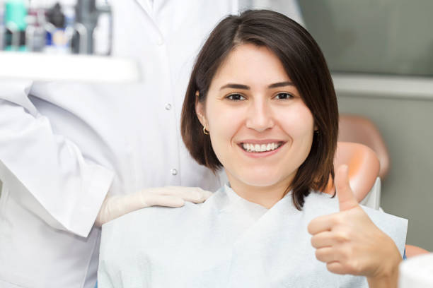 mujer sonriente en el dentista - confidence toothy smile thumbs up ok sign fotografías e imágenes de stock