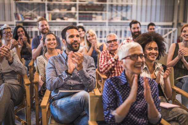 grande grupo de empresários felizes aplaudindo em um seminário de negócios em uma sala de diretoria. - workshop applauding seminar business - fotografias e filmes do acervo