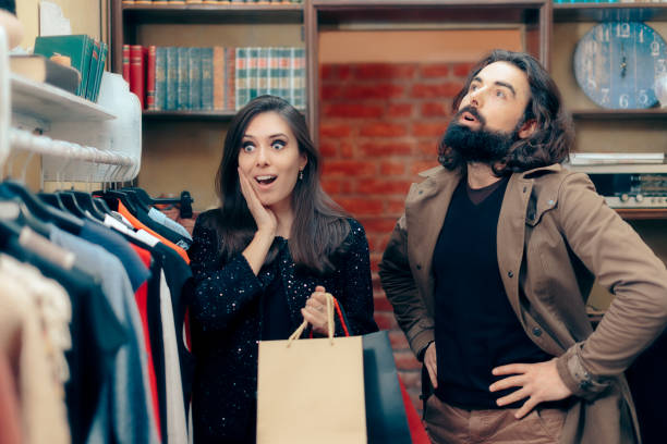 casal shopping para comprar roupas em uma loja de moda - christmas emotional stress shopping holiday - fotografias e filmes do acervo