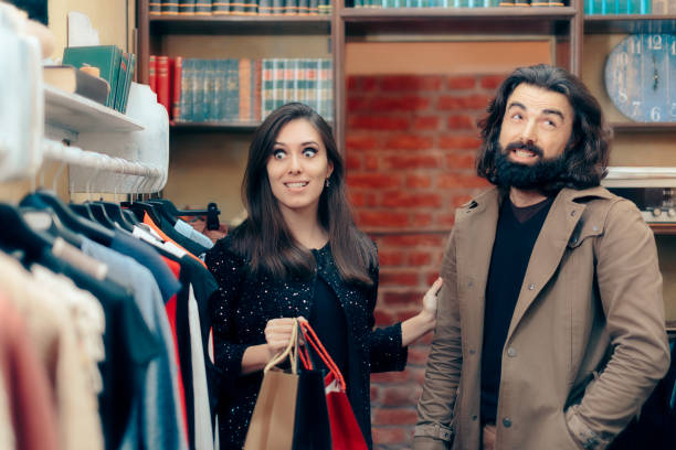 casal shopping para comprar roupas em uma loja de moda - christmas emotional stress shopping holiday - fotografias e filmes do acervo