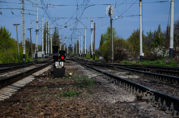 sinal vermelho em um semáforo na ferrovia - freight train flash - fotografias e filmes do acervo