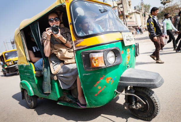 la chica sonriente con la cámara en un tuk-tuk. - editorial indian culture traditional culture horizontal fotografías e imágenes de stock