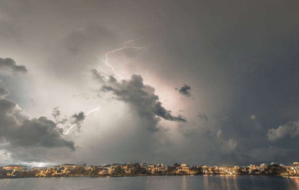 nuages d’orage de harvey de hurrican massives avec des éclairs dans la nuit. - harvey photos et images de collection