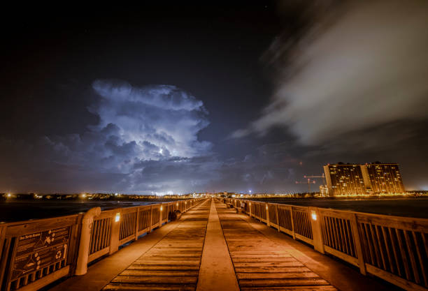 massive orage avec des éclairs dans la nuit de la jetée de l’océan. - harvey photos et images de collection