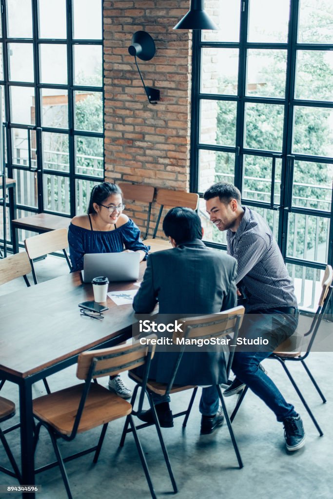 Equipe de negócios, trabalhando na mesa de café - Foto de stock de Reunião royalty-free