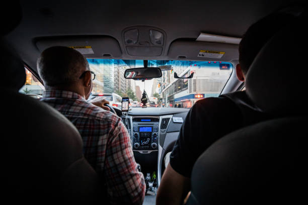 브루클린에서 맨하탄이는 lyft 택시를 사용 하 여 여객의 뒷 좌석 보기 - front passenger seat 뉴스 사진 이미지