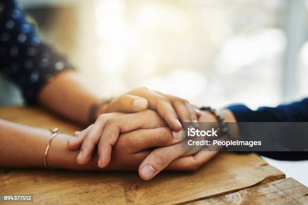 Essere Di Coloro Che Danno Una Mano Dove Possono - Fotografie stock e altre immagini di Sostegno morale - Sostegno morale, Mano, Dare una mano