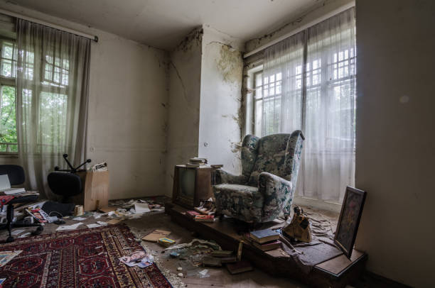 istock old abandoned living room 894408608