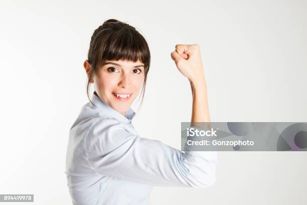 Una Empresaria Tenaz Que Muestra Su Bíceps Chica Potencia Stock De Imagen Foto de stock y más banco de imágenes de Una sola mujer