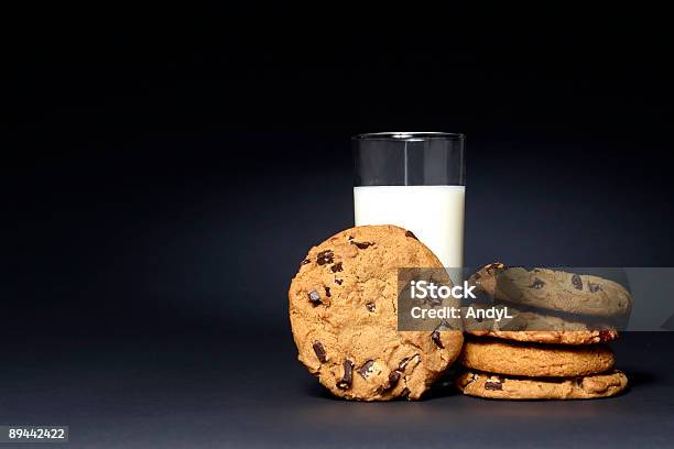 Latte E Biscotti Su Nero - Fotografie stock e altre immagini di Latte - Latte, Biscotto secco, Biscotto con gocce di cioccolato