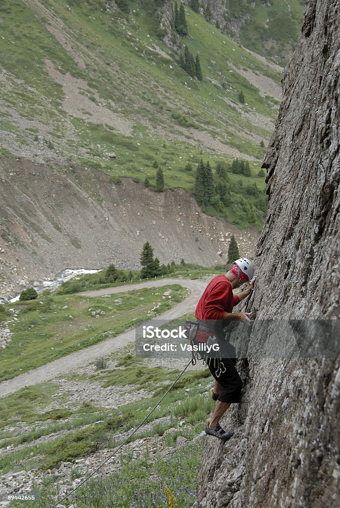 Wspinacz do wspinaczki cliff - Zbiór zdjęć royalty-free (Alpinizm)