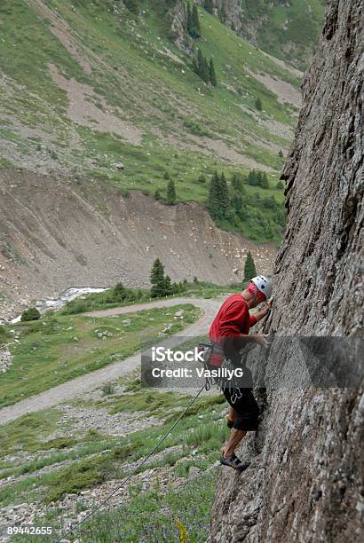 Alpinista Escalar Um Penhasco - Fotografias de stock e mais imagens de Adulto - Adulto, Alcançar, Alto - Descrição Física