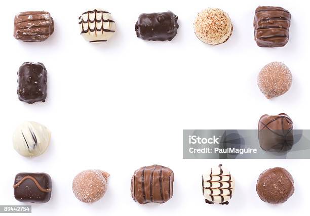 Confine Di Cioccolato - Fotografie stock e altre immagini di Alimentazione non salutare - Alimentazione non salutare, Bianco, Cioccolato