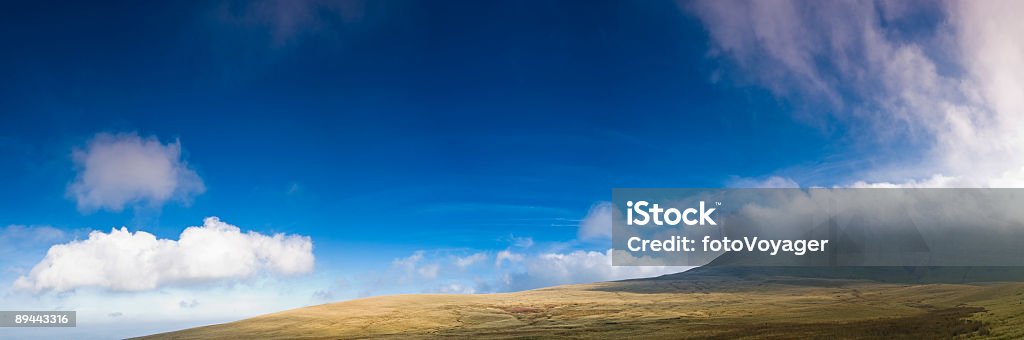 Холмистый облаков, Горы grasslands - Стоковые фото Без людей роялти-фри