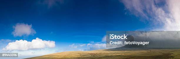 Холмистый Облаков Горы Grasslands — стоковые фотографии и другие картинки Без людей - Без людей, Брекон-Биконс, Великобритания