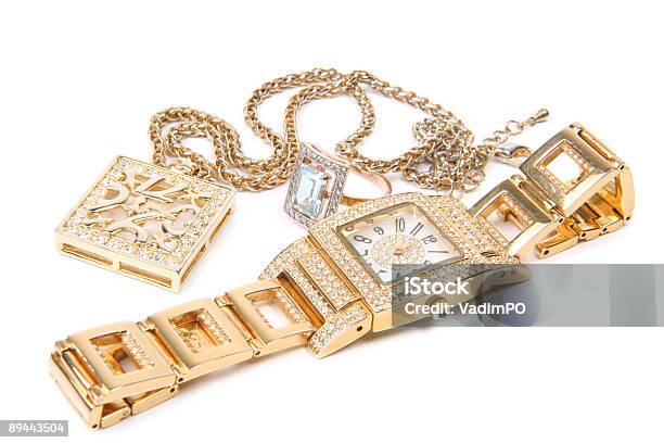 Golden Ver Anillo Y Collar Foto de stock y más banco de imágenes de Reloj de mano - Reloj de mano, Dorado - Color, Oro - Metal
