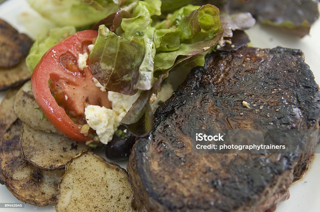 Bistecca e insalata - Foto stock royalty-free di Alimentazione sana