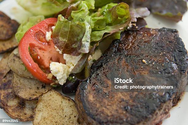Bistecca E Insalata - Fotografie stock e altre immagini di Alimentazione sana - Alimentazione sana, Alla griglia, Barbecue - Cibo