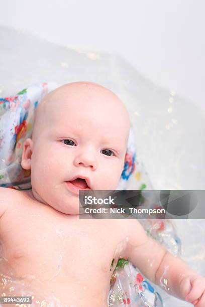 Baby Im Badezimmer1 Stockfoto und mehr Bilder von Aquatisches Lebewesen - Aquatisches Lebewesen, Baby, Badewanne