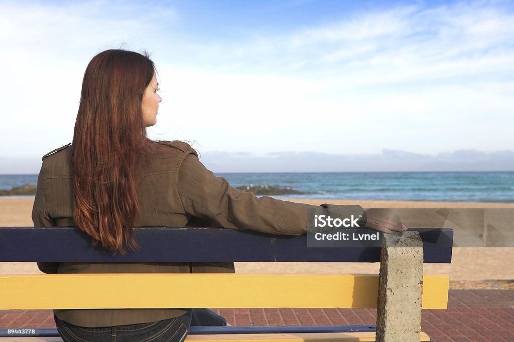 Mulher no banco junto ao mar - Royalty-free Mar Foto de stock