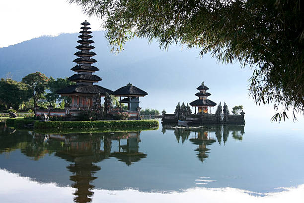 lago bratan tempio balinese alba bali, indonesia - lake volcano volcanic crater riverbank foto e immagini stock