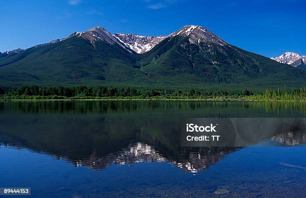 Foto de Lago Vermillion e mais fotos de stock de Ajardinado - Ajardinado, Alberta, Azul