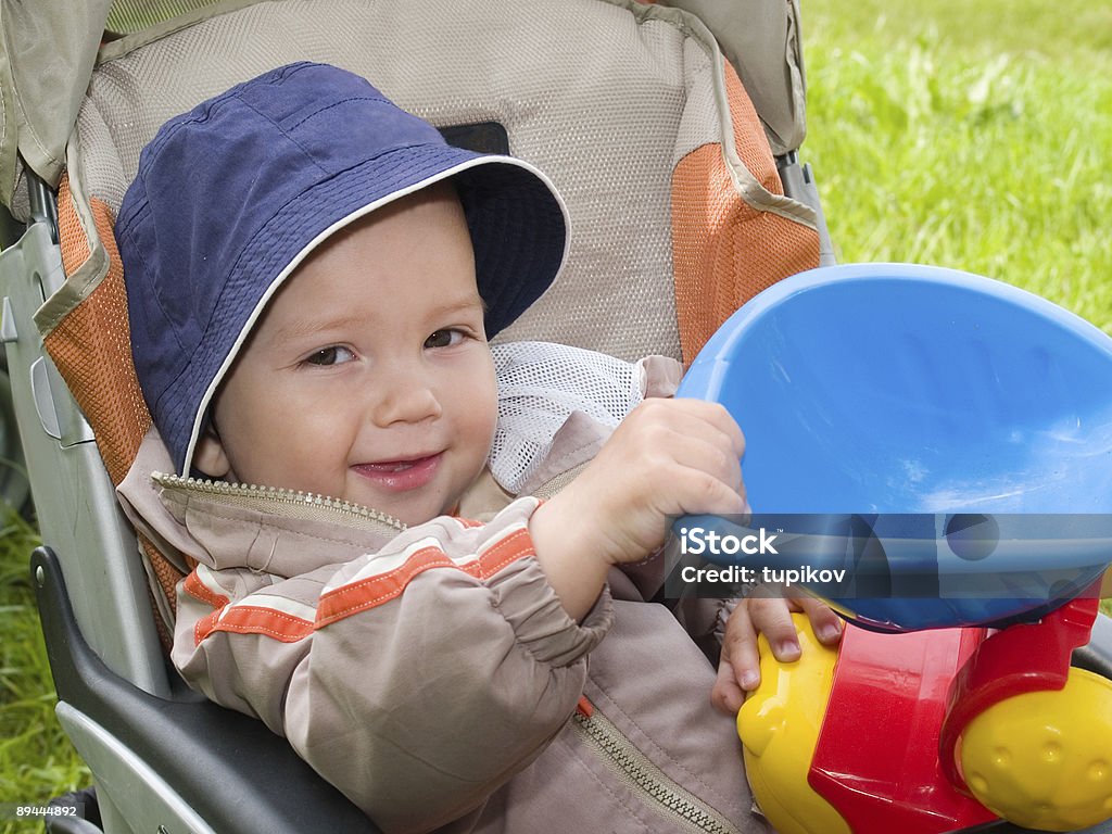Menino sorridente em carrinho de bebê - Foto de stock de Aberto royalty-free