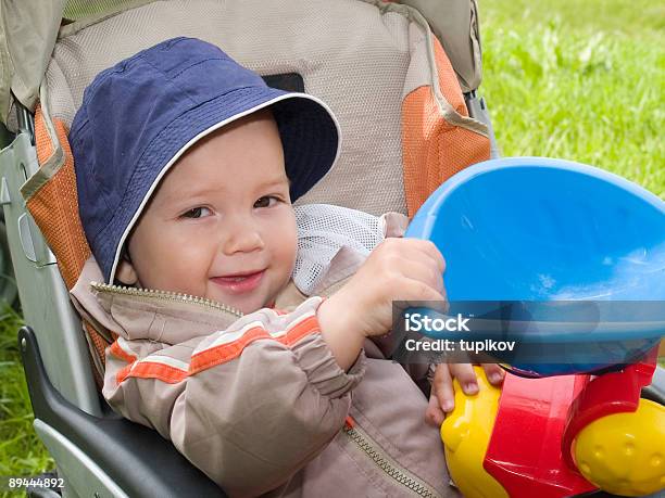 Foto de Menino Sorridente Em Carrinho De Bebê e mais fotos de stock de Aberto - Aberto, Abrindo, Adulto