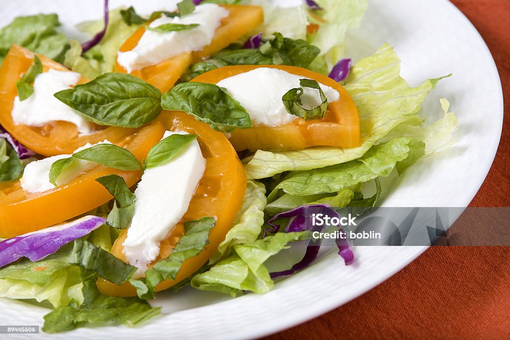 Ensalada de tomate Heirloom - Foto de stock de Albahaca libre de derechos