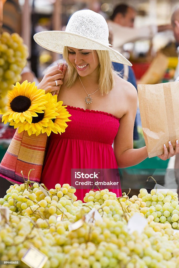 Femme Shopping au marché aux fruits avec tournesols - Photo de Adulte libre de droits