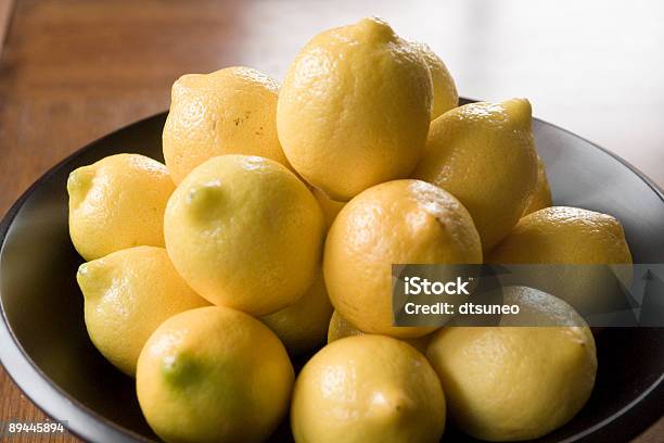 Piatto Di Limoni - Fotografie stock e altre immagini di Agrume - Agrume, Alimentazione sana, Composizione orizzontale