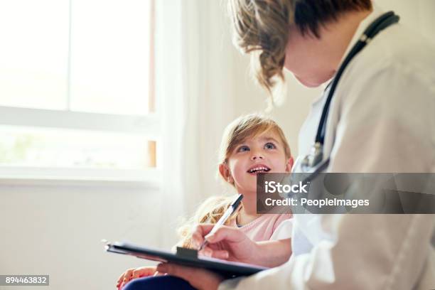 Wohlfühlen Voll Mit Doc Stockfoto und mehr Bilder von Kind - Kind, Arzt, Gesundheitswesen und Medizin