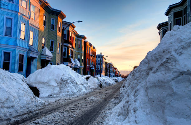 зима в южном бостоне (southie) окрестности бостона - blizzard house storm snow стоковые фото и изображения