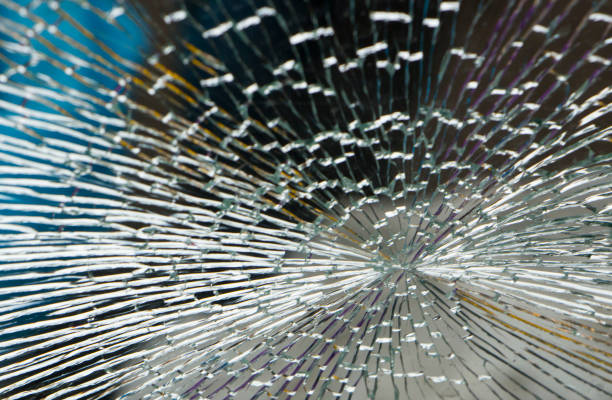 黒の背景に対照的なガラスの破片 - 18th hole ストックフォトと画像
