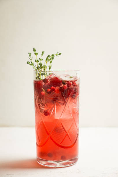 cocktail di natale con bacche e timo sullo sfondo rustico - cranberry juice foto e immagini stock