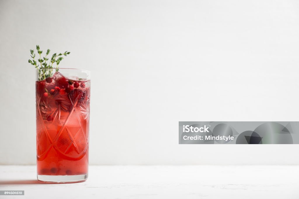 Cocktail aux fruits et thym sur le fond rustique de Noël - Photo de Cocktail - Alcool libre de droits