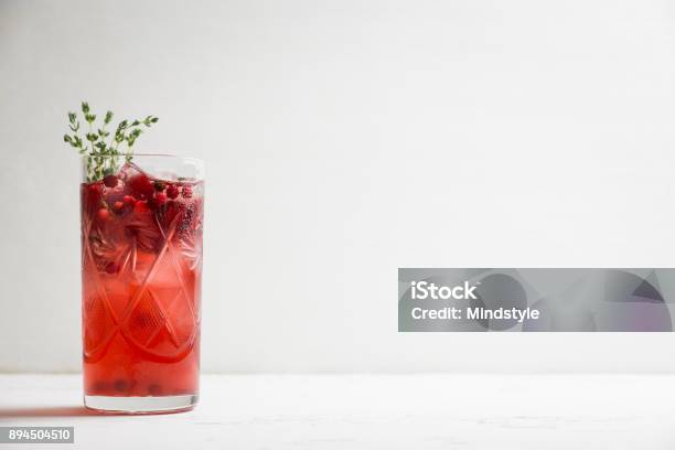 Photo libre de droit de Cocktail Aux Fruits Et Thym Sur Le Fond Rustique De Noël banque d'images et plus d'images libres de droit de Cocktail - Alcool