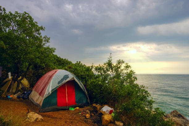 namiot nad morzem. - sunrise beach couple hiking zdjęcia i obrazy z banku zdjęć