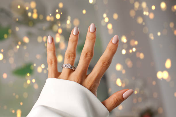бриллиантовое кольцо на пальце. - ring gold diamond engagement ring стоковые фото и изображения