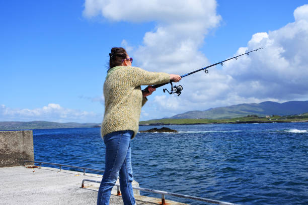ирландский пирс �рыбалка - kenmare river стоковые фото и изображения