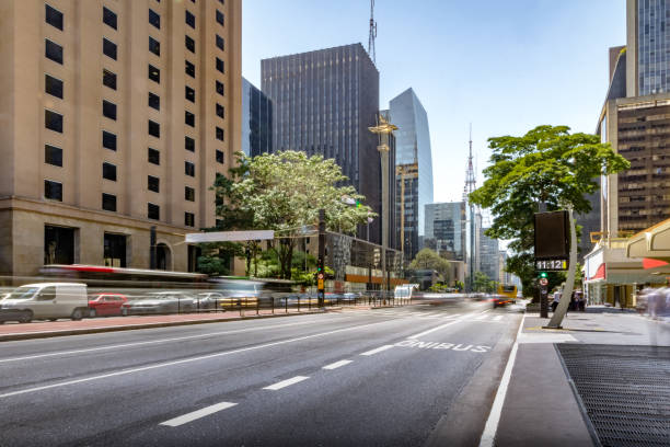 avenida paulista - sao paulo, brasilien - city street stock-fotos und bilder