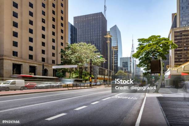 Foto de Avenida Paulista São Paulo Brasil e mais fotos de stock de Rua - Rua, Cidade, Rua principal - Rua