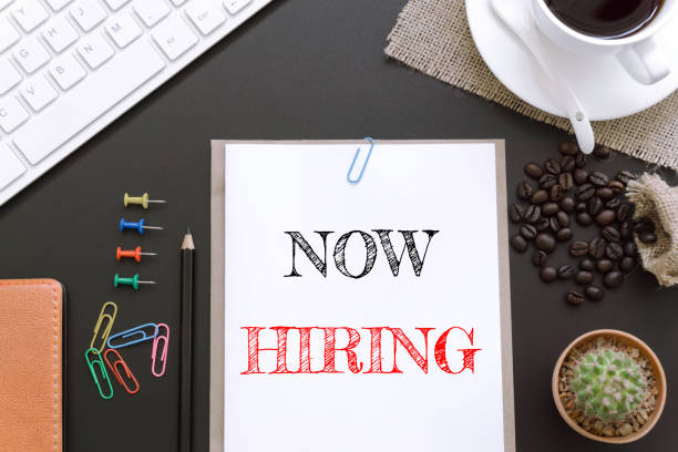 istock Text Now Hiring on white paper background / business concept 894549322