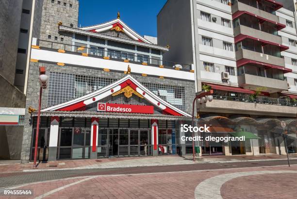 Banco Bradesco Con Estilo De La Arquitectura Oriental En El Barrio Japon De Liberdade Sao Paulo Brasil Foto de stock y más banco de imágenes de Aire libre